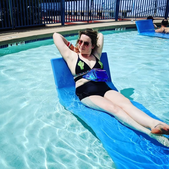 Meet your Posher, Tera - Picture 5 of 5